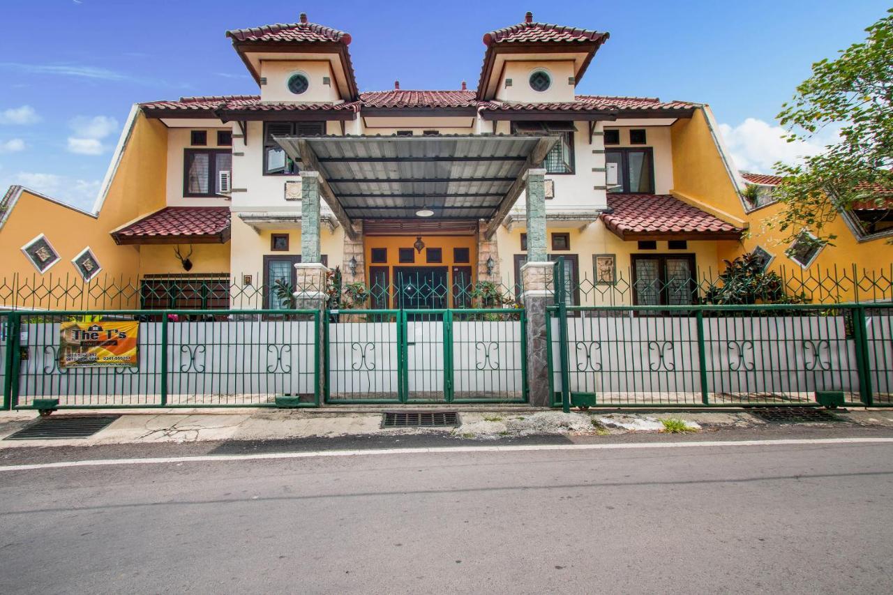 Oyo 3217 The Ts Homestay Malang Dış mekan fotoğraf